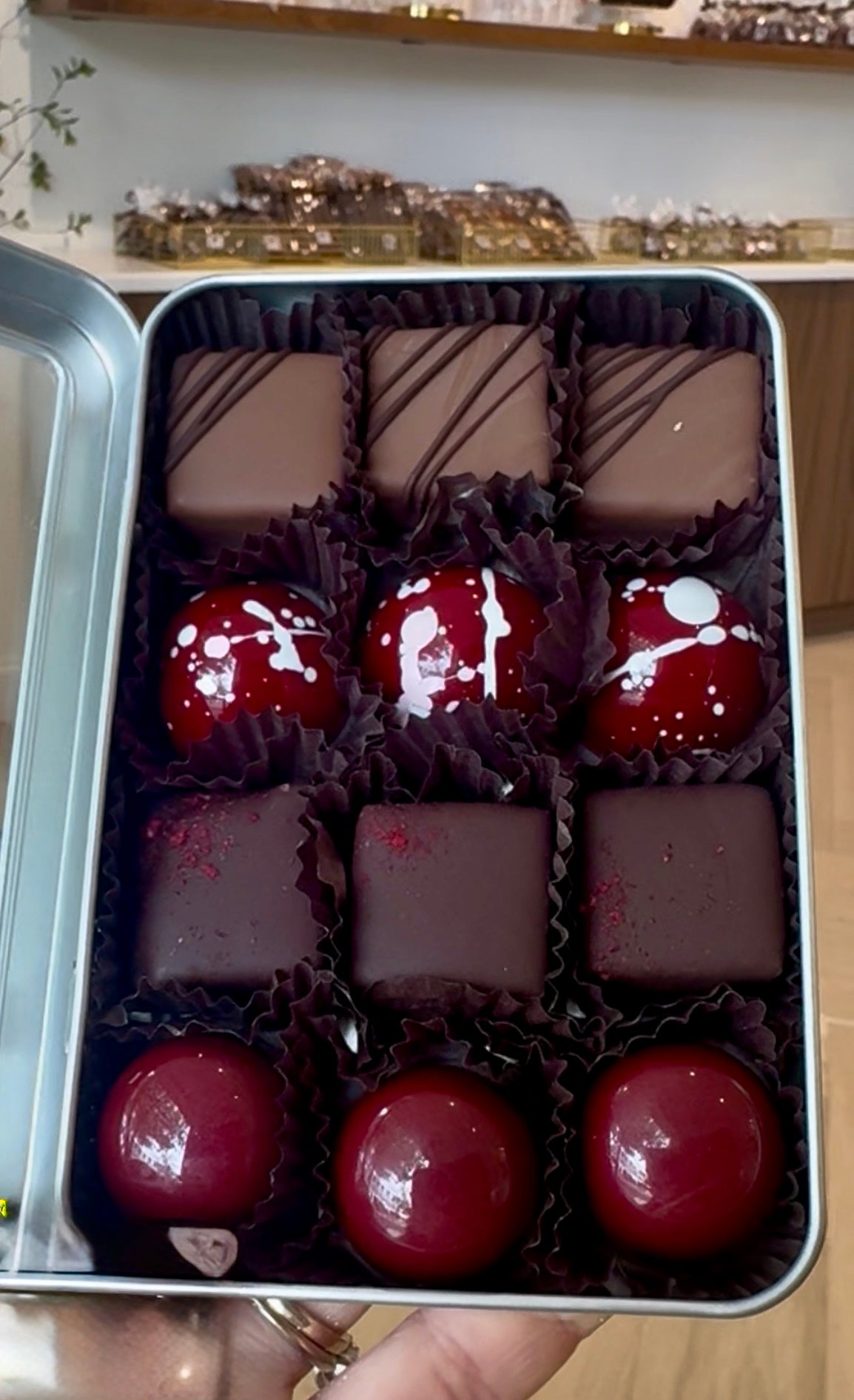 Tin box of 12